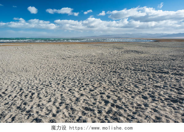 蓝天白云下一片沙滩和海青海旅游青海湖旅游